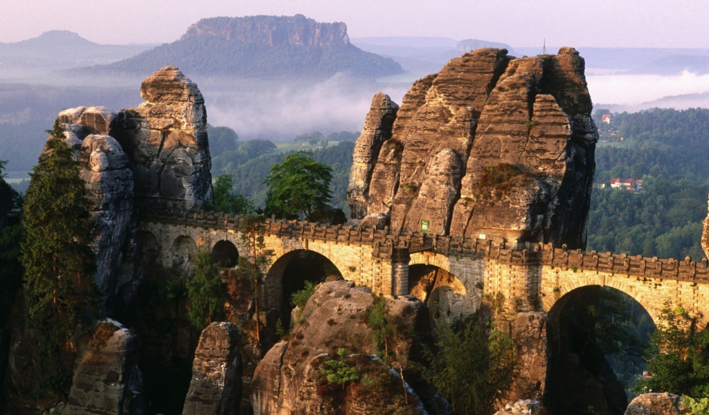 Мост на скалах в горах