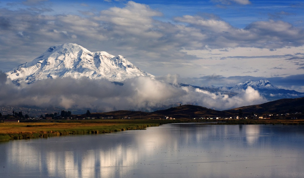Облака между равниной и горной вершиной