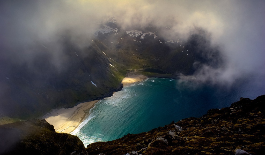 Облака над озером среди гор