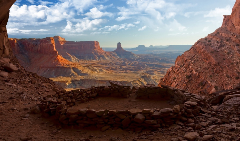 Постройка из камней в каньоне