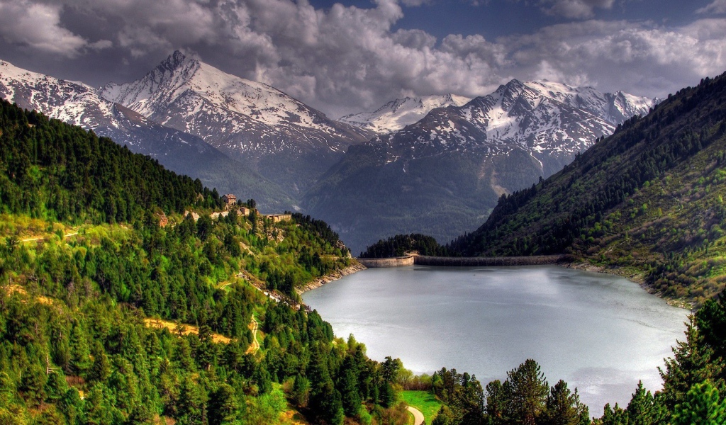 Дамба на озере в горах