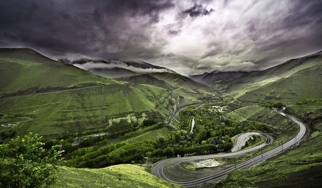 Дорога идет восьмеркой среди гор