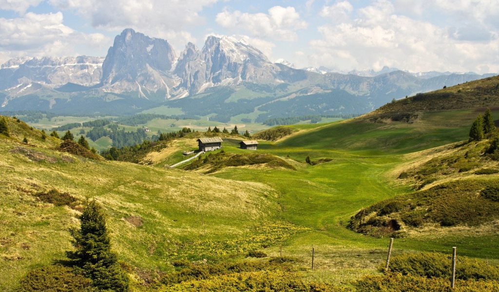 Фермы на зеленых полях среди гор