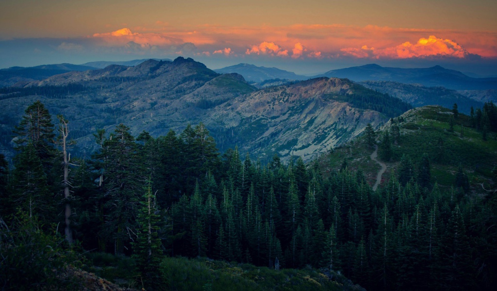 Огненно красные облака на закате в горах