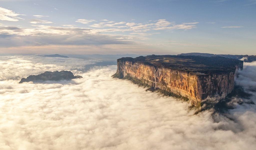 Плоская гора среди туч