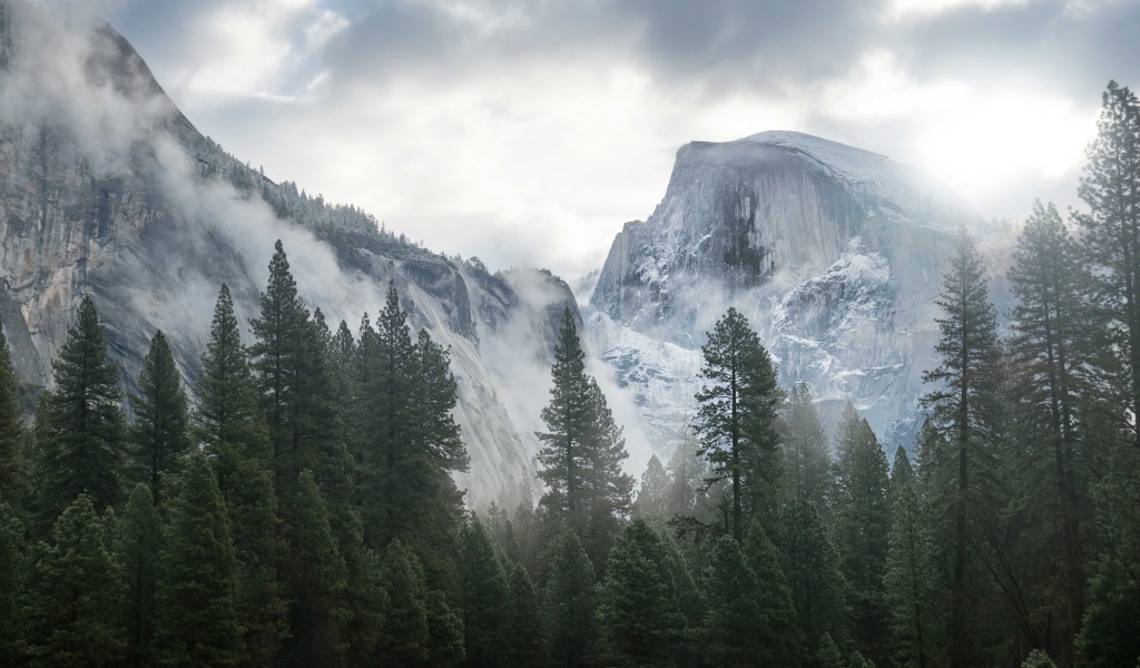 Туман на покрытой снегом горе