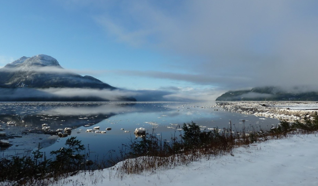 Туманное зимнее озеро в горах
