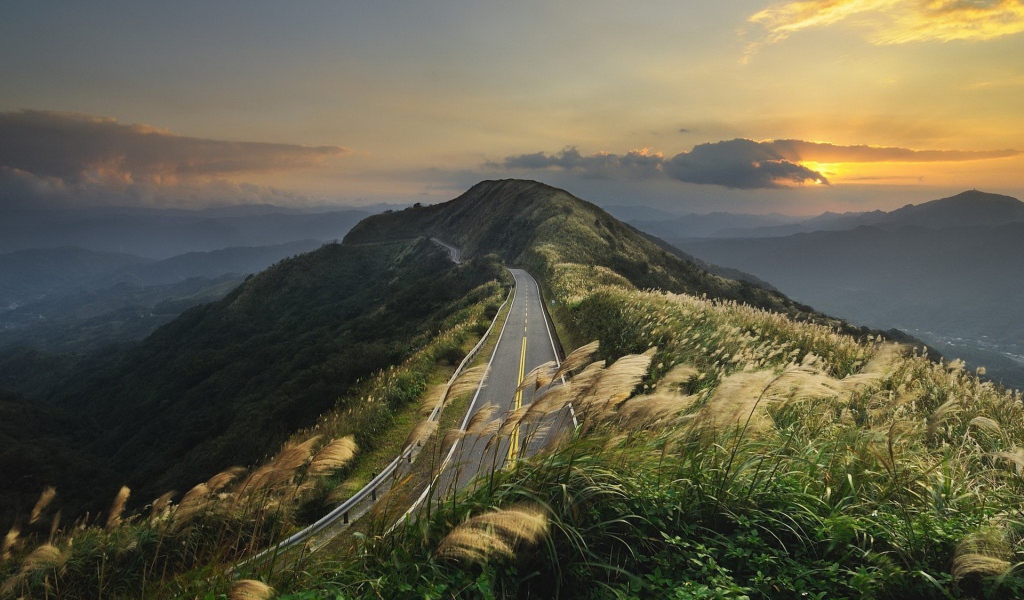 Шоссе по вершине горы