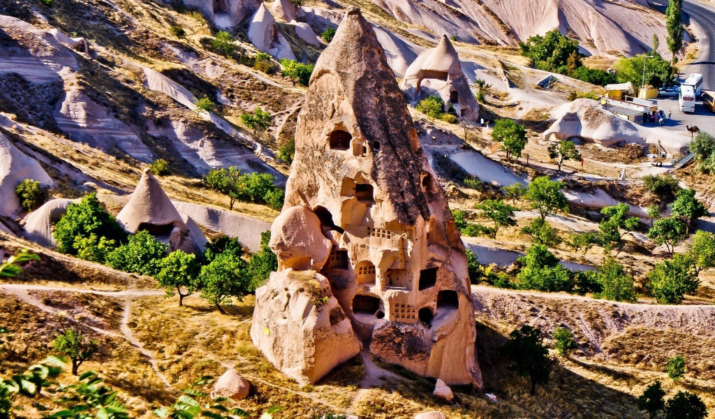 Дома в конусообразной скале