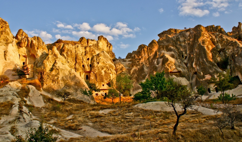 Жилье, высеченное в скале