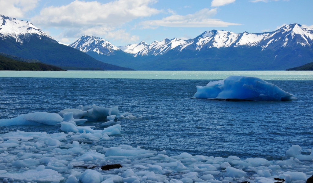 Голубой лед на горном озере