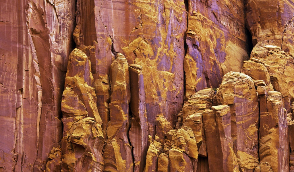 Слоистая коричневая скала