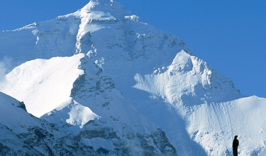 Человек смотрит на снежную гору