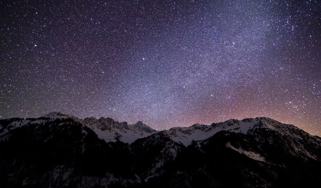 Млечный путь над снежными горами