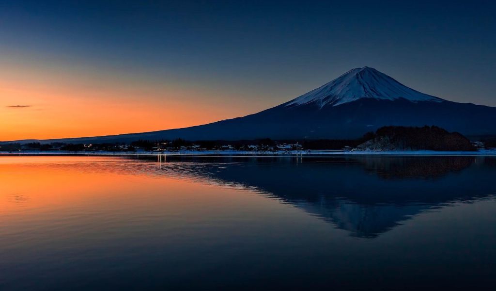 Гора Фудзи отражается в воде озера