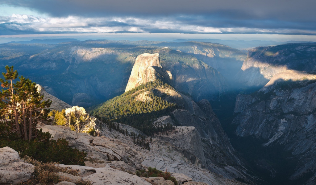Горы освещенные солнцем