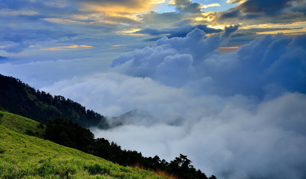 Горная долина скрыта облаками