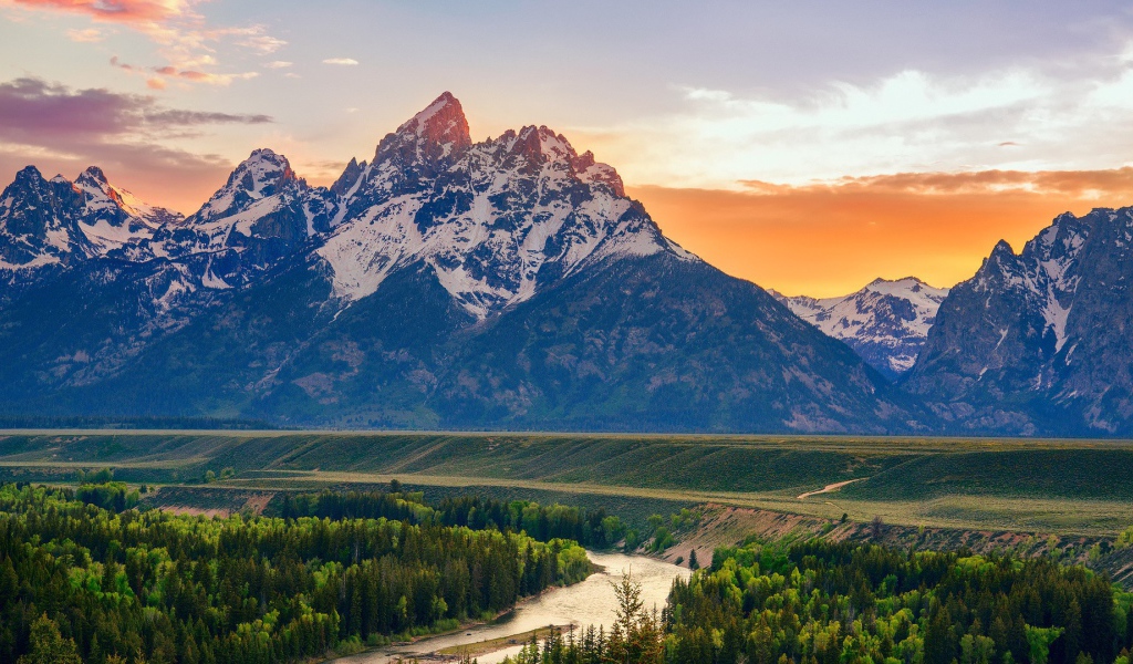 Оранжевые облака позади гор