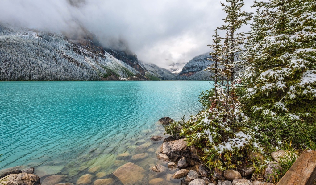 Нежно голубой цвет воды в горах