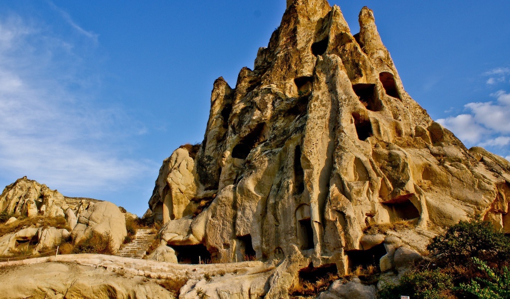 Проходы в острой скале