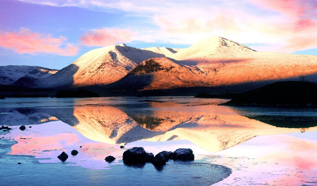 Розовые облака над вершинами гор