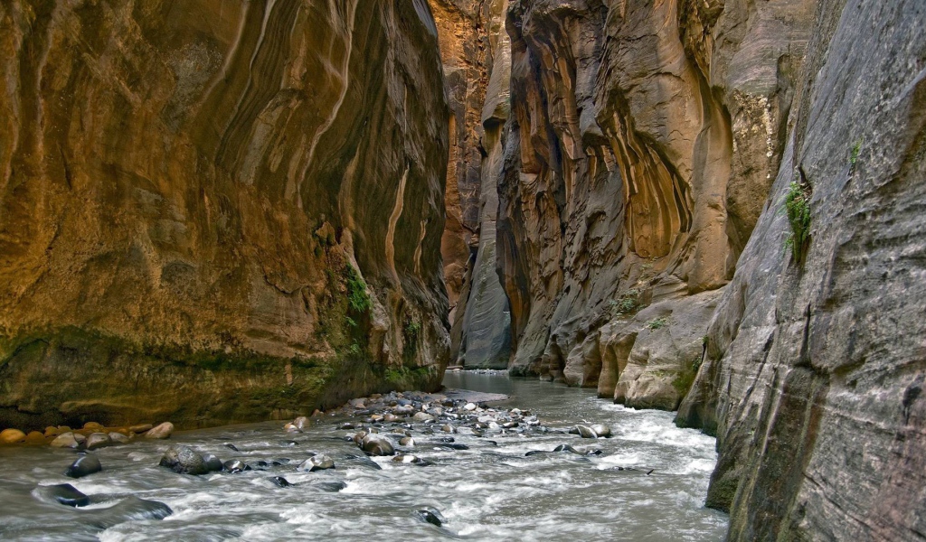 Речушка в проходе между скал