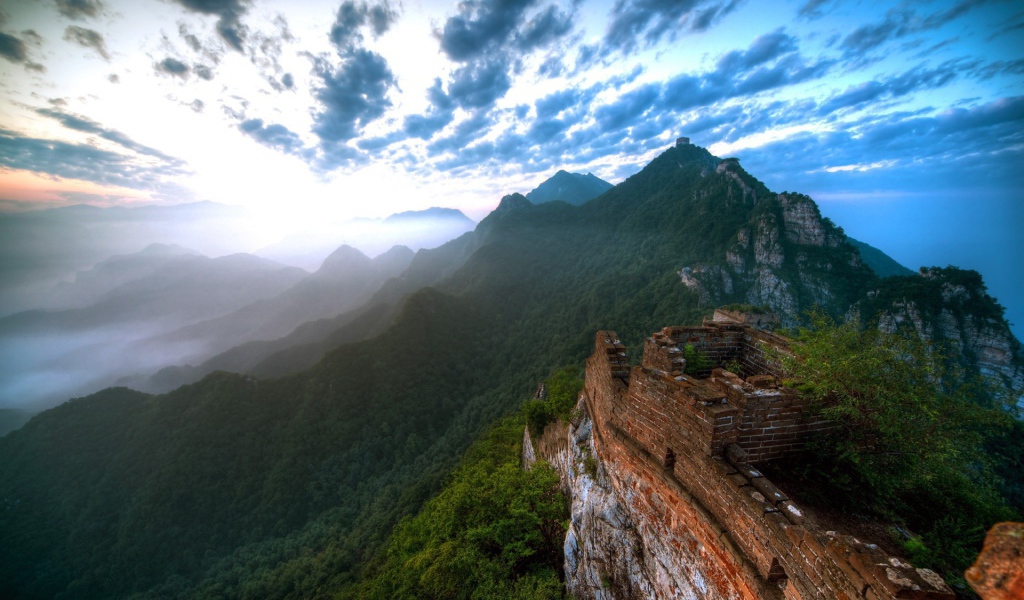 Руины здания в горах