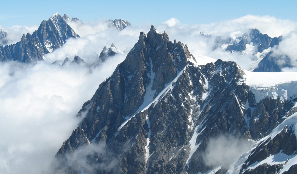 Острые вершины гор среди облаков