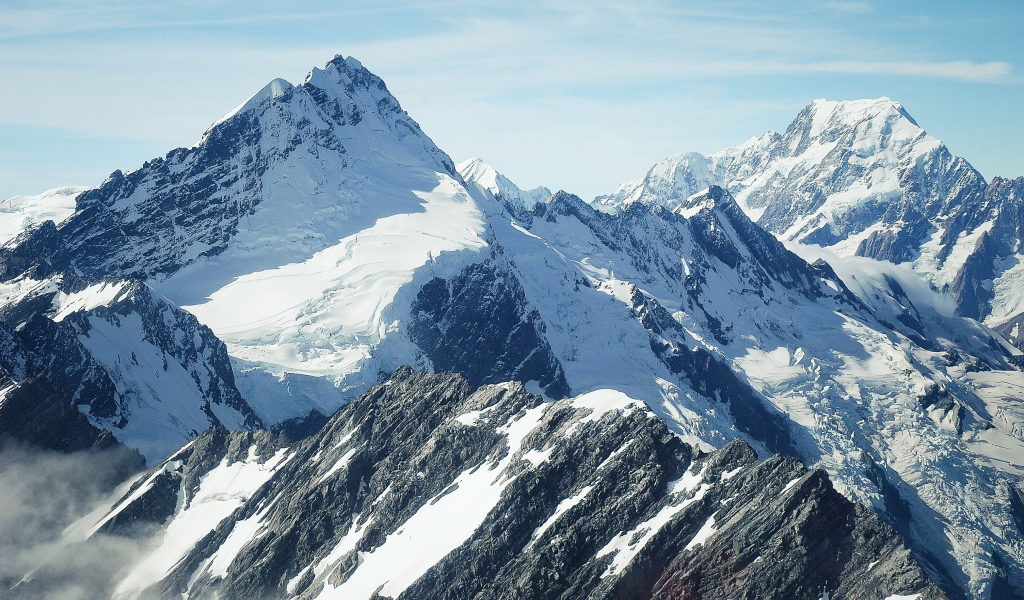Заснеженные вершины гор