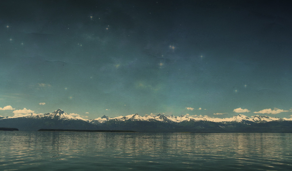 Снежные вершины гор за морем