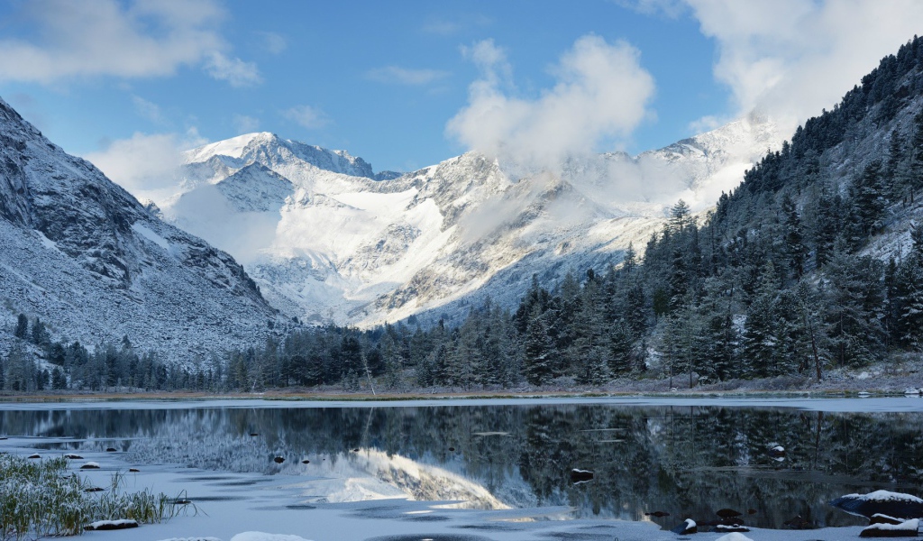 Заснеженные вершины Алтая