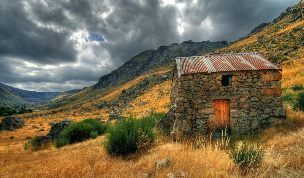 Каменный сарай в горах