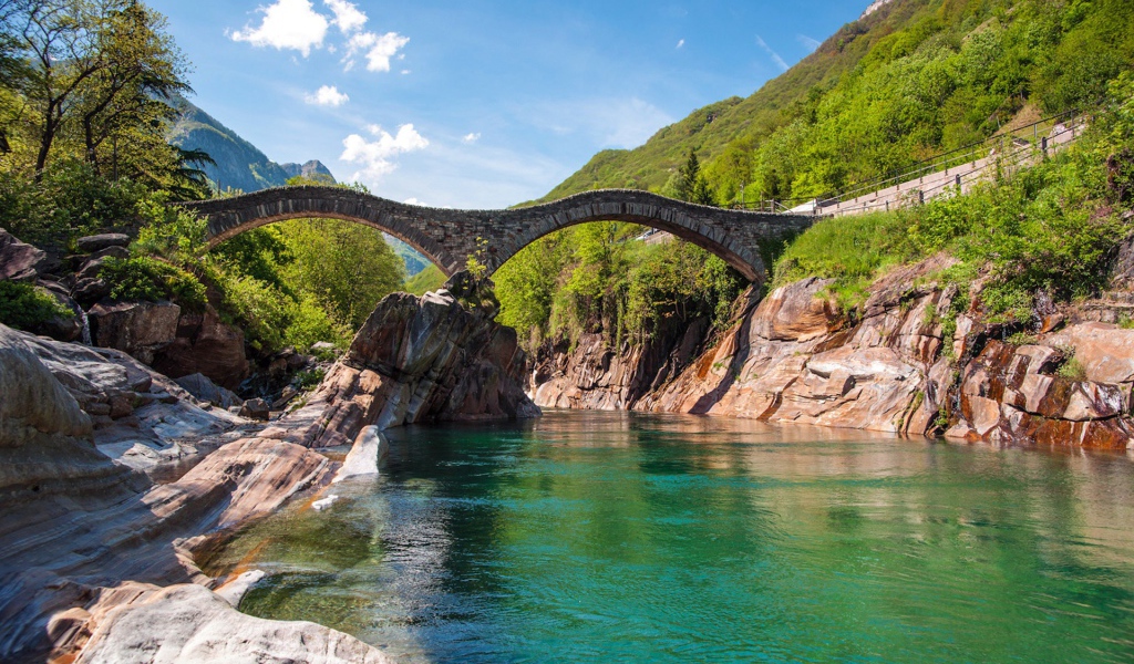 Каменный мост в горах