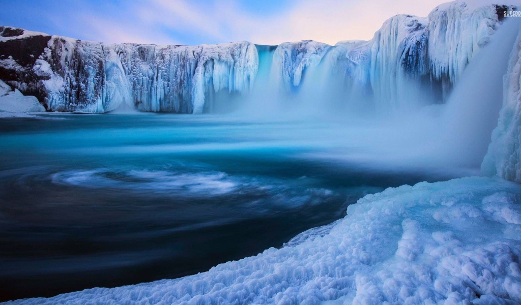 Водоворот у водопада в горах