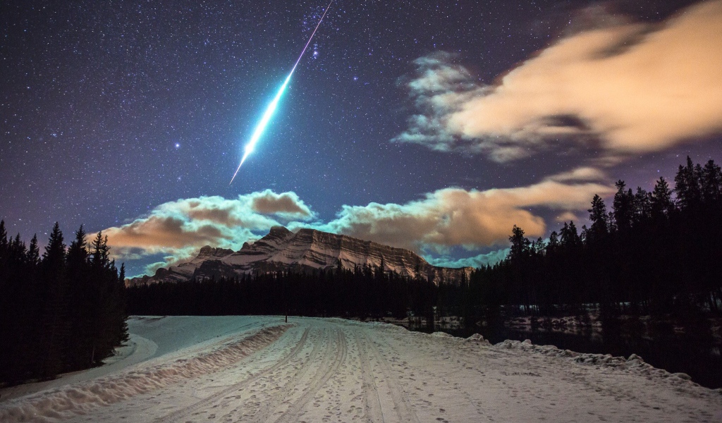 Упавшая звезда в зимних горах