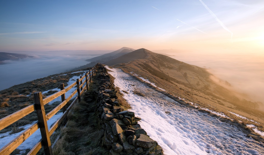 Забор на горной гряде