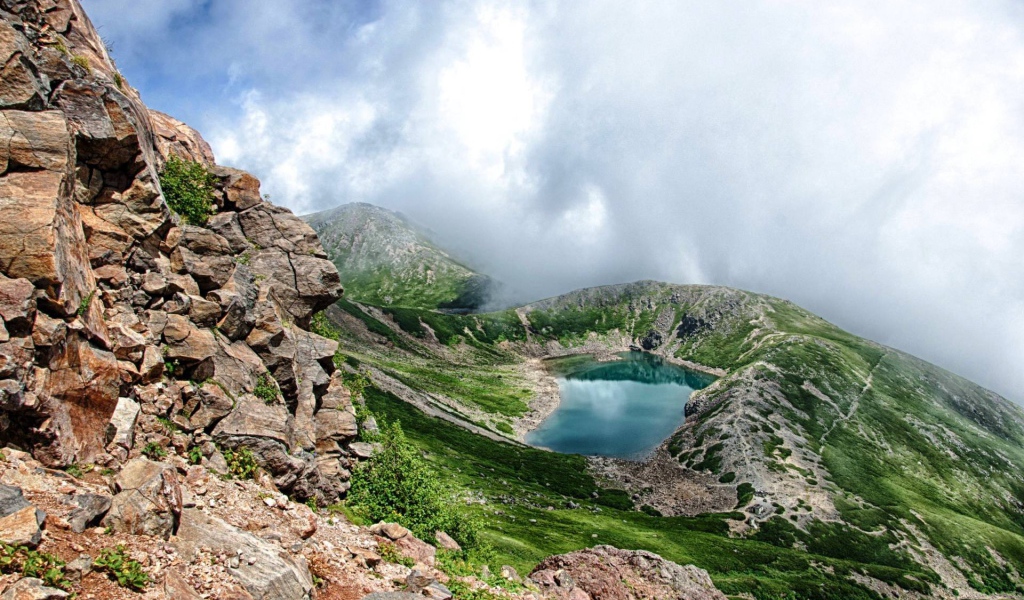 Озеро спрятано в уступе горы