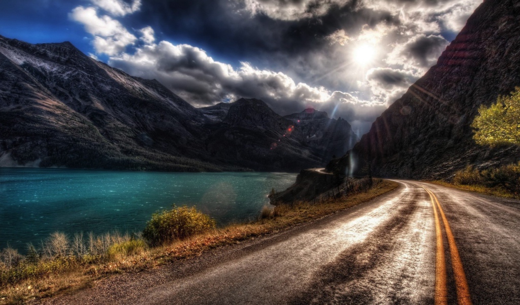 Дорога по берегу реки в горах