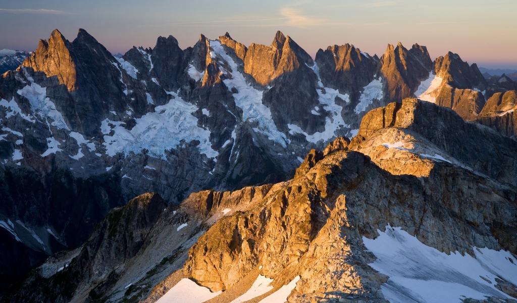 Острые пики горных вершин
