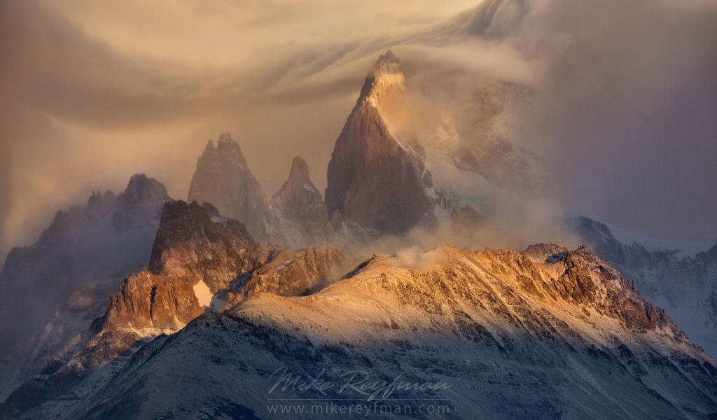 Вершина горы в оранжевой дымке