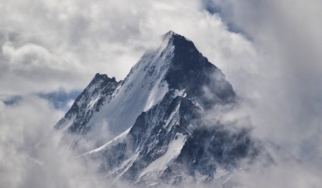 Вершина горы в окружении облаков