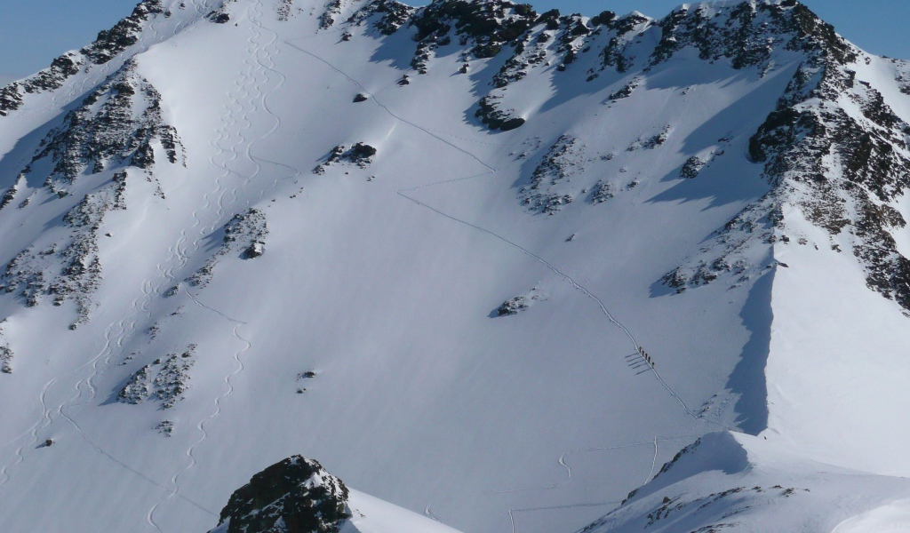 Следы лыжников на горном склоне