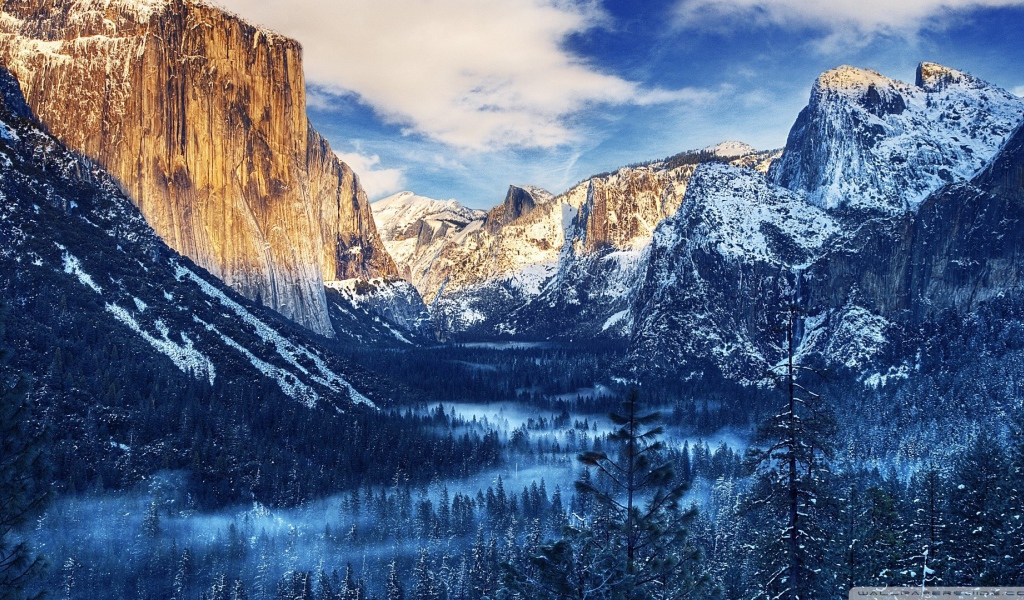 Долина среди заснеженных скал