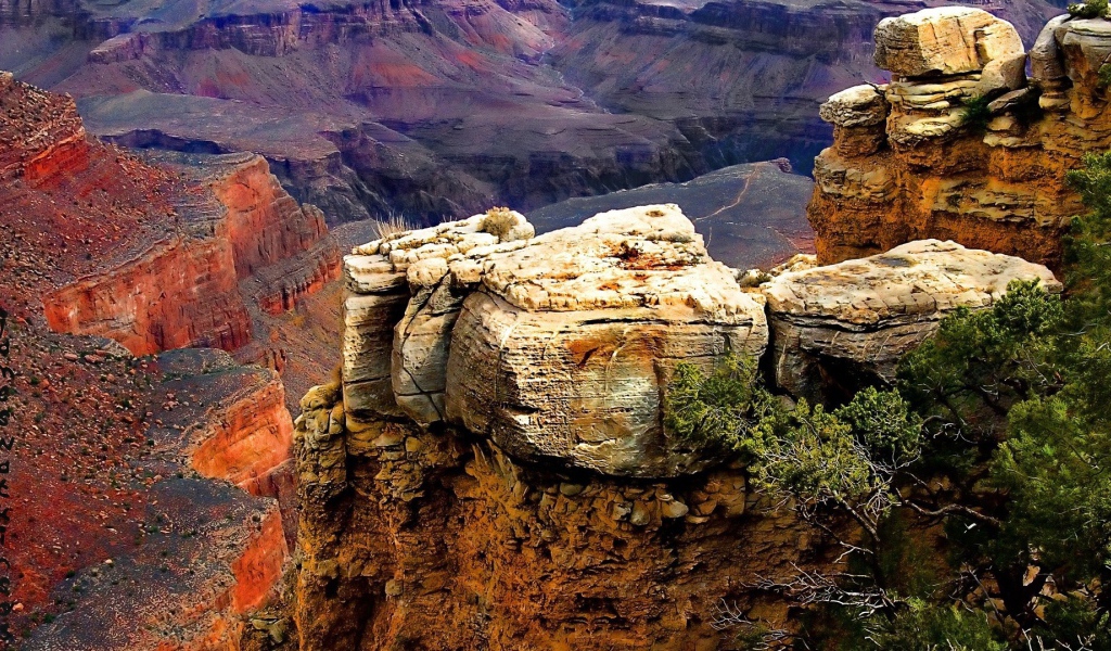 Дикие мертвые скалы в каньоне