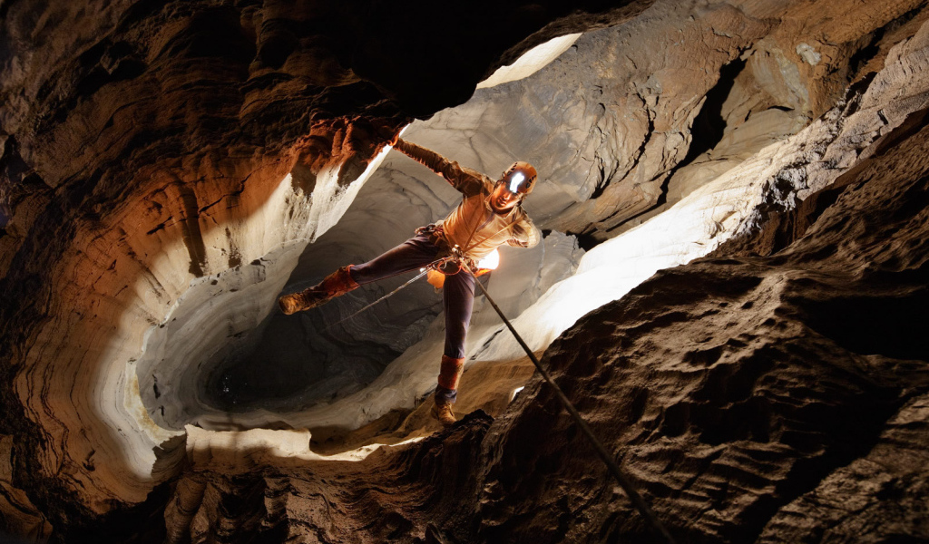 Человек спускается в пещеру