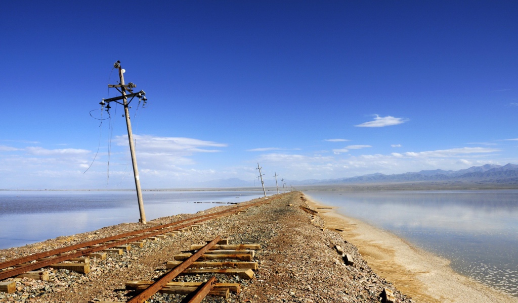 Разрушенная железная дорога у воды