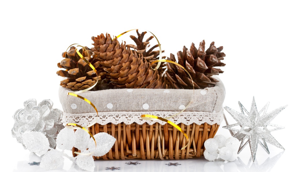 Корзина с еловыми шишками