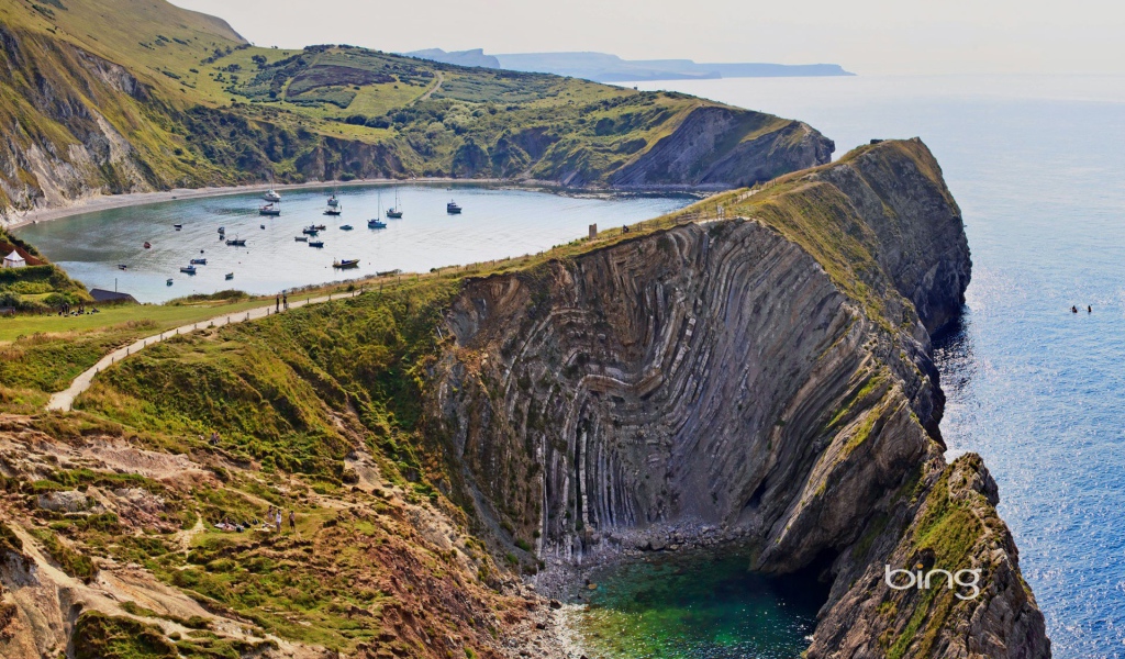 Лодки в озере у берега моря