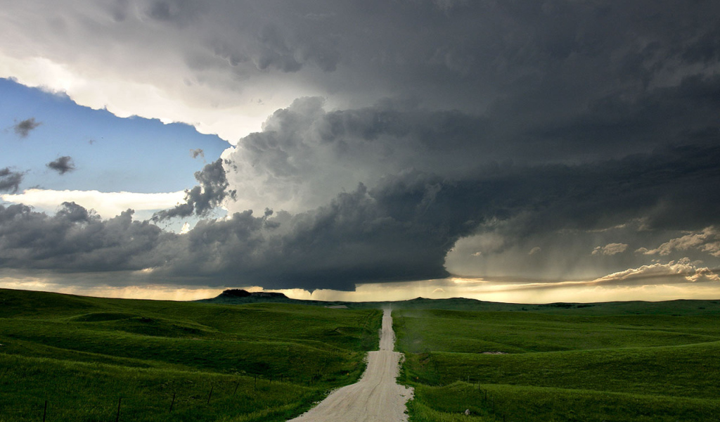 Пасмурная погода на дороге