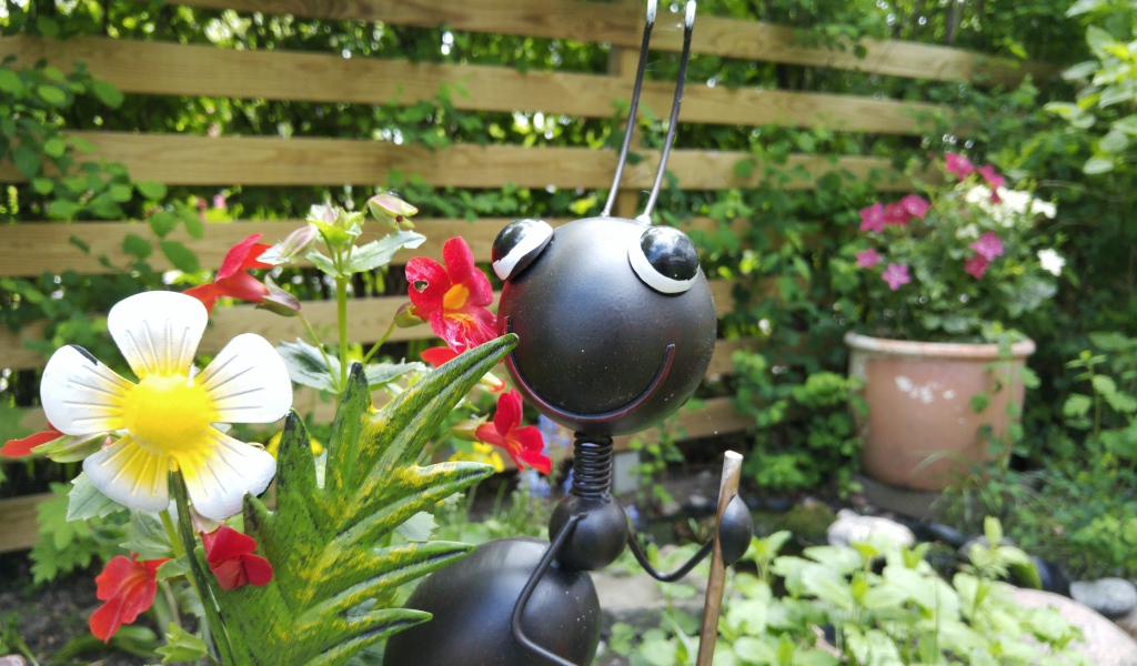 Фигурка муравья в саду